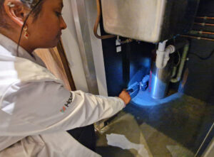 Inspecteur met zaklampje